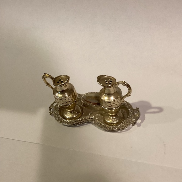 Vintage Virginia Salt & Pepper Shakers Metal Mini Jugs & Tray Made in Japan - Picture 7 of 10